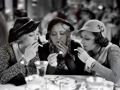 En Three on a Match (1932, Marvin Le Roy), Bette Davis despunta el vicio en compañía de Joan Blondell y Ann Dvorak