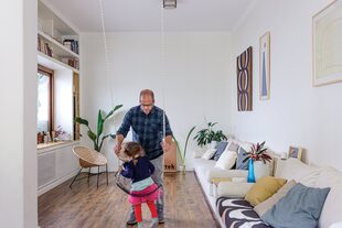 En tiempos de aislamiento, la hamaca llegó para quedarse. El género con motivo ‘Kaivo’ (1964), un clásico de la textil finlandesa Marimekko, cubre parte del sofá y también se usó como cuadro sobre bastidor. Póster de la firma nórdica Artek, enmarcado.