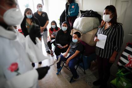 En tiempos de pandemia, Fabián Arias alivia el dolor de los inmigrantes oficiando funerales para las víctimas del coronavirus