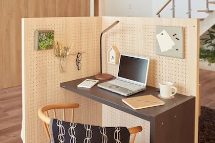 En tiempos de pandemia y trabajo remoto, el escritorio con tabique de Panasonic permite crear un ambiente laboral en cualquier lugar de la casa