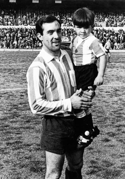 En tiempos del Equipo de José, Rulli carga a una mascota de Racing hoy ilustre: Gustavo Costas, el actual director técnico.