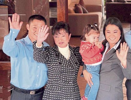 En tiempos mejores, Kenji y Keiko Fujimori, junto a su madre, en Lima
