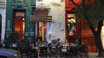 En Tijuana, una carta muy mexicana se combina con una barra con 35 variedades de tequila