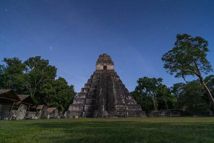 En Tikal, Perú, se realizan representaciones en celebración del dios Sol durante el solsticio de verano. Foto: Unsplash
