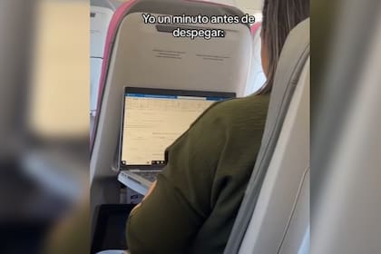 En TikTok una mujer mostró un particular momento durante el vuelo (Captura video)