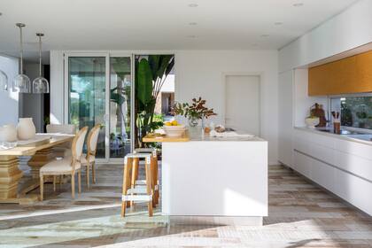 En toda la casa se colocaron pisos ‘Jacarandá’ (Portobello).