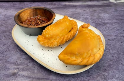 En Todo Brasas, el relleno de las empanadas es elaborado con carne asada en las emblemáticas “jaulas de las carnes”,