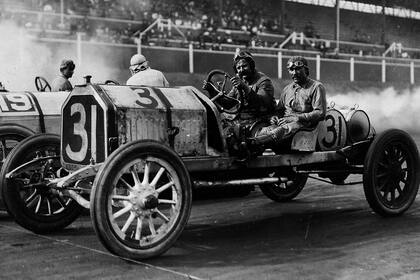 En todo EE.UU. Louis Chevrolet en 1910 con su Buick Marquette oficial en el Atlanta Speedway