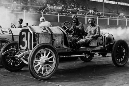 En todo EE.UU. Louis Chevrolet en 1910 con su Buick Marquette oficial en el Atlanta Speedway