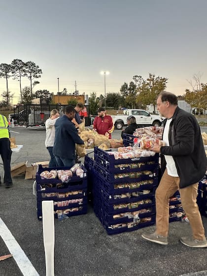 En todo Florida repartirán alimentos gratis durante el mes de febrero (FB Farm Share)