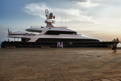 En todo su esplendor, una postal del imponente TM Blue, un crucero de 47 metros de eslora cuyo nombre hace honor a Teresa y Mauro, los padres del diseñador Valentino. Por fuera, impacta por su diseño clásico –un casco azul y una proa larguísima–; por dentro, tiene muebles de estilo marinero en caoba y cuadros de artistas como Andy Warhol y Luciano Fontana. Su tripulación viste de blanco, con remeras bordadas con el nombre de la embarcación.