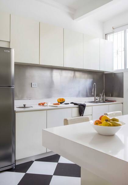 En todos los ambientes, el diseñador tiene lo necesario. Lejos de la cultura de la acumulación y el ornamento, él elije ambientes en los que tiene lo justo.