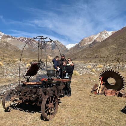 En todos los lugares "autorizados", el creador del emprendimiento prueba sus parrillas.