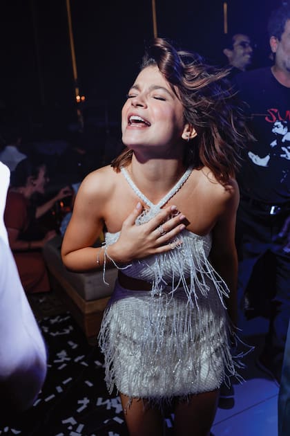 En todos sus cambios, Muna lució joyas de oro y brillantes de Simonetta Orsini.