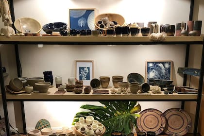 En Tōki hay piezas de cerámica hechas a mano