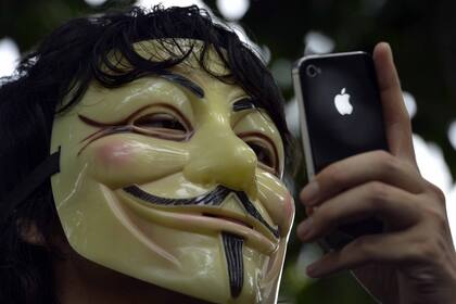 En Tokio, un manifestante porta la distintiva máscara de Guy Fawkes en una manifestación de Anonymous en contra de las leyes de derechos de autor en Japón