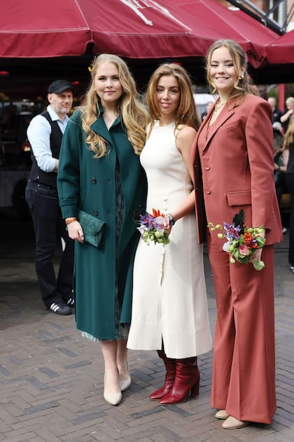 En tonos coordinados, Máxima y las princesas de los Países Bajos lucieron outfits formales. Amalia optó por un vestido estampado de Ba&sh, abrigo al tono Max Mara, stilettos Gianvito Rossi y un broche en el pelo con forma de mariposa de la firma argentina Celedonio (los colores y la mariposa en homenaje a Emmen). Alexia se decidió por un abrigo de Sissy-Boy, vestido de Sézane y botas de caña alta Gianvito Rossi. Ariane vistió traje de chaqueta y pantalón Max Mara y botas hasta la rodilla también de Gianvito Rossi.
