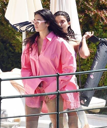 En tonos rosas, Dua, quien acaba de separarse del modelo Anwar Hadid, parece disfrutar del sol