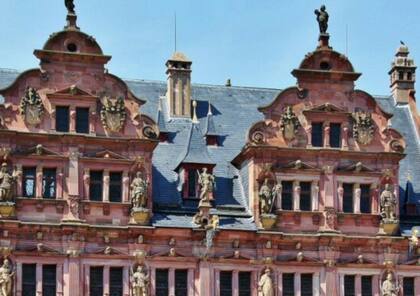 En torno al castillo se despliegan unos agradables jardines que pueden visitarse libremente y en el que destaca un bonito arco barroco cubierto de animalillos, regalo del príncipe Friedrich V a su esposa.