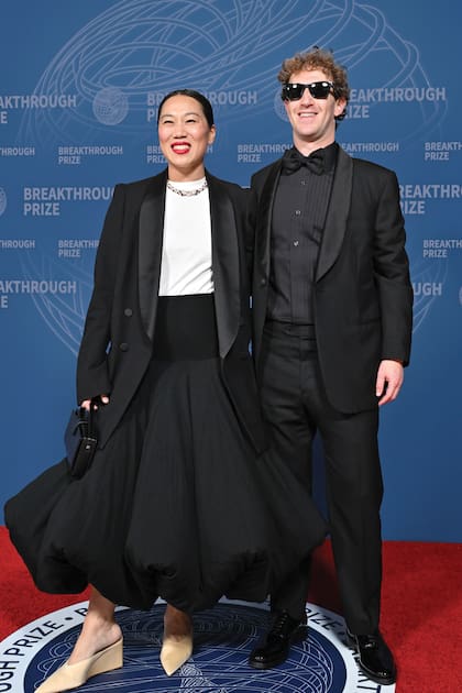 En total black, Marck Zuckerberg abrió el “desfile” de la alfombra roja
de Breakthrough Prize. Junto a él, su mujer,
Priscilla Chan, fue una de las más modernas, con una falda con gran volumen
y silueta de tulipán, que combinó con zapatos de taco chino en punta en tono
hueso y un saco de smoking.