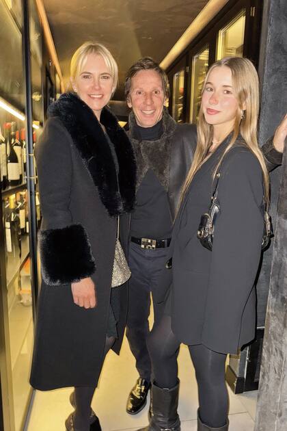 En total black y abrigados,
Valeria, Alejandro
Gravier y Taína sonríen
a cámara en Ceferino, el
restaurante madrileño
donde festejaron el
cumpleaños de Benicio.