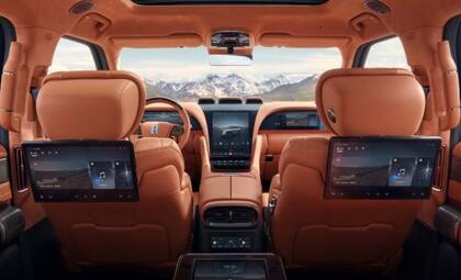 En total cuenta con seis pantallas: tres de infoentretenimiento, dos para el climatizador y una para el cluster digital