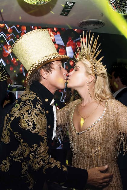 En total dorado, Valeria lució un vestido con flecos de canutillos, de Roberto Cavalli. Alejandro Gravier llevó camisa con jabot, levita bordada y galera, como en su casamiento en 1999. Dos días más tarde, celebraron veinticuatro años de casados.