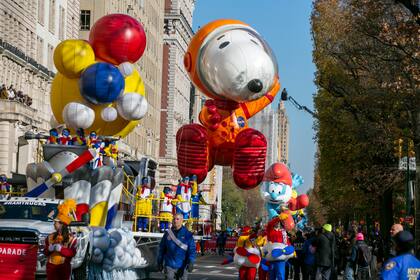En total habrá con 32 globos, tres globos aerostáticos, 27 carrozas, 33 grupos de payasos y 11 bandas de música (AP Foto/Ted Shaffrey, archivo)