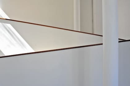 En total, la casa ocupa alrededor 345 metros cuadrados para recorrer en forma vertical y horizontal, donde sorprenden las combinaciones de líneas y claroscuros, construidos sobre un terreno de 180 m²