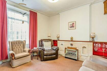 En total, la propiedad ofrece cuatro dormitorios, en su mayoría aún decorados con antiguos detalles, como empapelados y alfombras que ya pasaron de moda