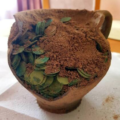 En total, las monedas y la jarra pesaban unos tres kilos