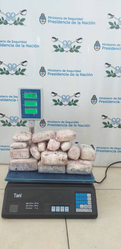 En total, los agentes secuestraron 17 paquetes de marihuana, con un peso de 4,5 kilogramos.