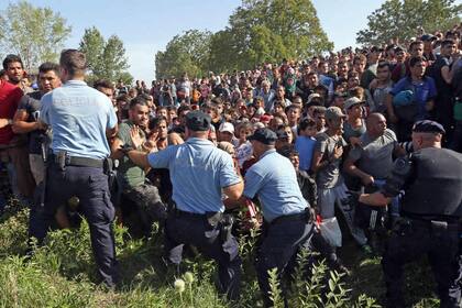 En Tovarnik, los migrantes eran contenidos por la policía para no avanzar