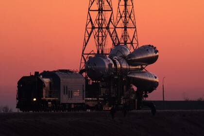 En tránsito. Los cohetes de la Soyuz son transportados hacia la rampa de lanzamiento