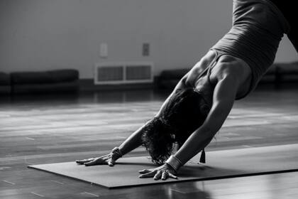 En treinta minutos -fraccionados, no seguidos- de burpees hindú bien hecho y a buen ritmo, se puede llegar a quemar entre trescientas y cuatrocientas calorías