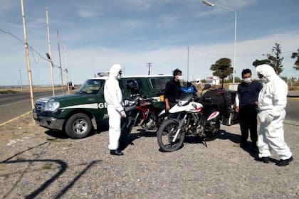 En Trelew fueron apresados cuatro motociclistas colombianos que habían ingresado en la Argentina desde Chile el pasado martes y que no cumplieron la directiva de aislamiento