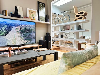 En tren de luz y apertura, durante la última renovación Martín abrió lo que era cuarto de su hijo para hacer una sala de TV. "El cuadro sobre el estante es un retrato de mi padre, el arquitecto Eduardo Fileni, firmado por Jorge Ferreyra Basso".