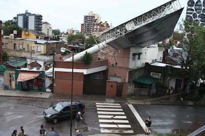 En Tres de Febrero, un cartel de ocho toneladas cayó sobre varias viviendas