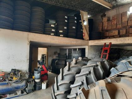 En Tres Lomas, provincia de Buenos Aires, en la actualidad, al comerciante Javier Peñalva solo le entregan un 20% de cubiertas nuevas de lo que habitualmente le entregaban