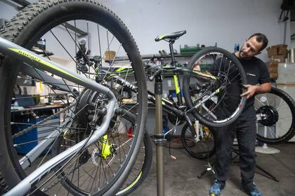 En Trimove instalan kits eléctricos y fabrican e-bikes desde hace 4 años