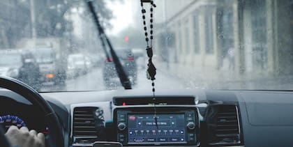 En Tucson, colgar objetos en el espejo retrovisor es motivo de detención y multa (Pexels)