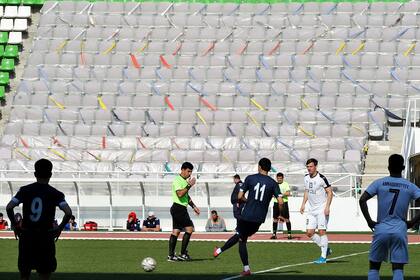 En Turkmenistán la pelota comenzó a rodar. FK Altyn Asyr, vigente campeón, y Köpetdag, actual líder, empataron 1-1 en la vuelta al fútbol en ese país de Asia central