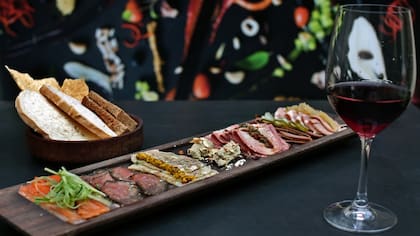 En Uco ofrecen bondiola, lengua de ternera, terrina de cerdo, paté y pastrón, entre otros