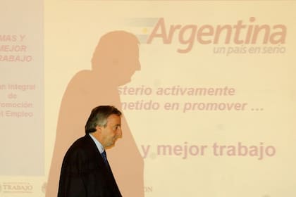 En un acto de entrega de planes Trabajar en el Salón Blanco de la Casa Rosada, en 2003