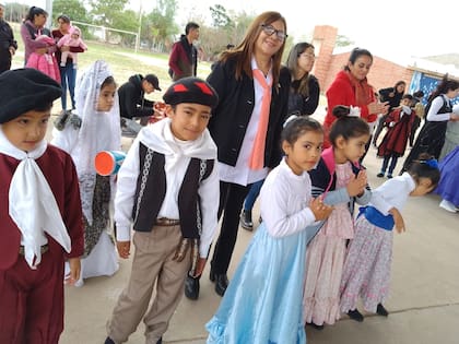 En un acto escolar con los alumnos.