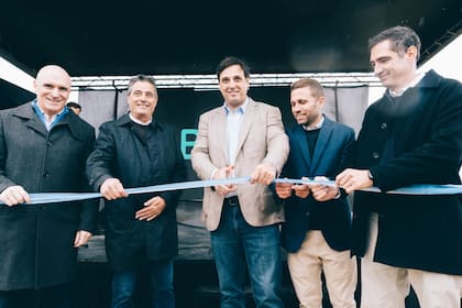 En un acto que reunió a autoridades nacionales, locales y referentes del sector agropecuario, la empresa Biofilm inauguró hoy 13 de junio su nueva planta de producción en Lobos