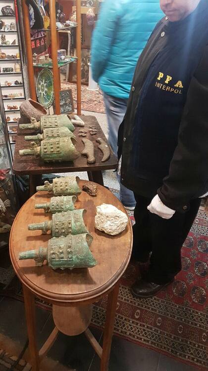 En un allanamiento, la policía secuestró piezas arqueológicas, paleontológicas, y elementos con simbología nazi