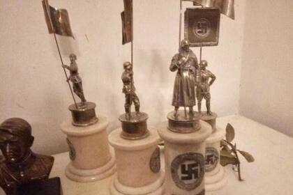 En un allanamiento, la policía secuestró piezas arqueológicas, paleontológicas, y elementos con simbología nazi