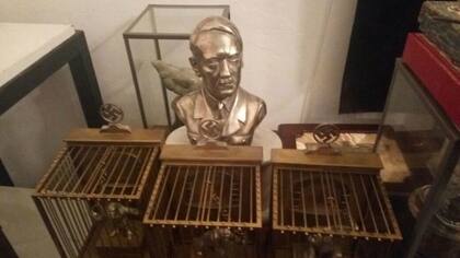 En un allanamiento, la policía secuestró piezas arqueológicas, paleontológicas, y elementos con simbología nazi