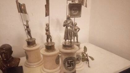 En un allanamiento, la policía secuestró piezas arqueológicas, paleontológicas, y elementos con simbología nazi